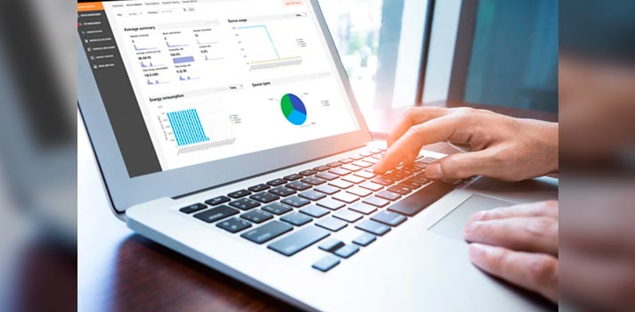Operario usando el sistema TEOS Manage