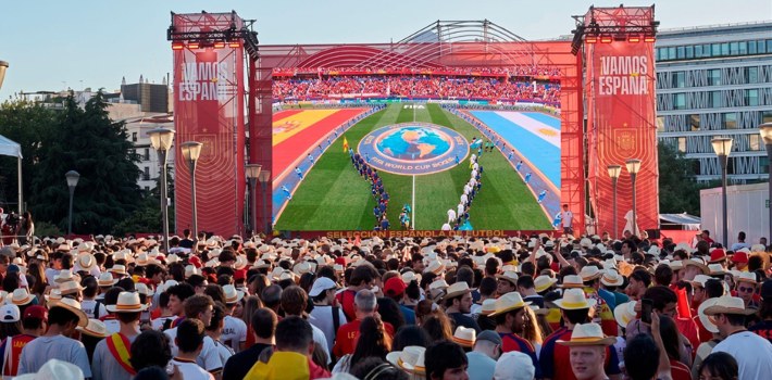 La Plaza de Colón ilumina los goles de la Selección Española con Triton Blue