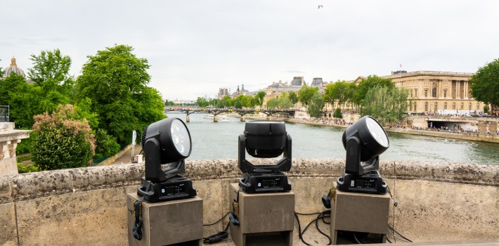 Elation ilumina la instalación inmersiva de JR en el Pont Neuf de París