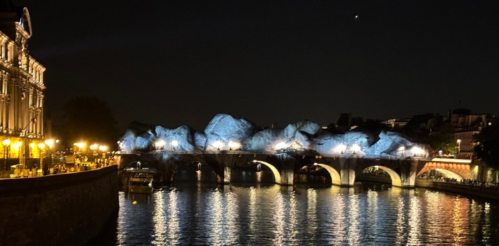 Elation ilumina la instalación inmersiva de JR en el Pont Neuf de París