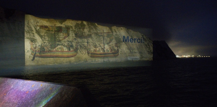 Pixel Sharp convierte los Acantilados Blancos de Dover (Reino Unido) en el lienzo del Tapiz de Bayeux